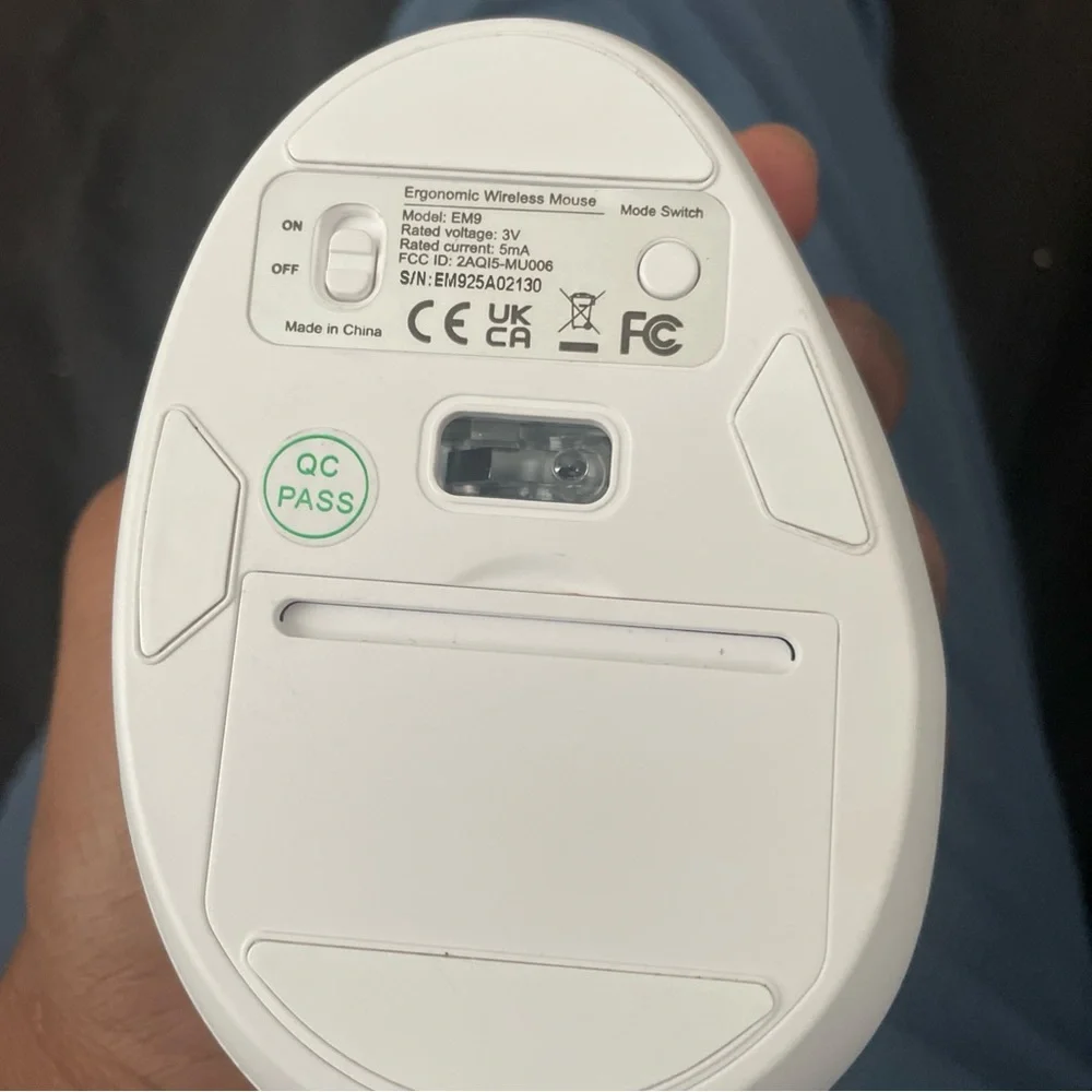 White Ergonomic Wireless Mouse